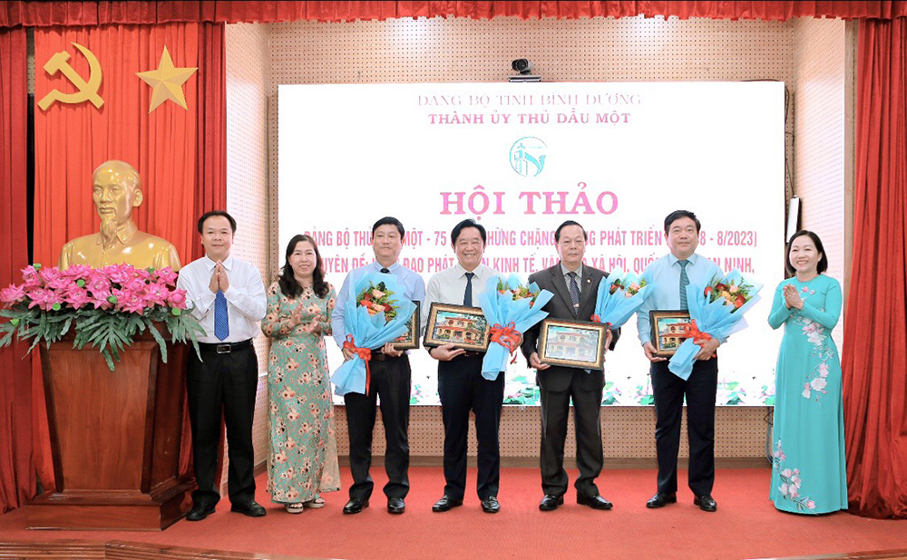 Lãnh đạo Thành ủy tặng hoa cho các đại biểu tham dự Hội thảo.jpg