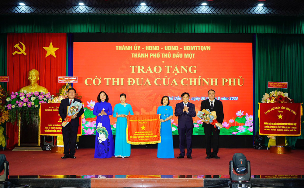 Trao tặng Cơ thi đua của Chính phủ cho Phường Phú Lợi về thành tích xuất sắc dẫn đầu phong trào thi đua năm 2022.jpg