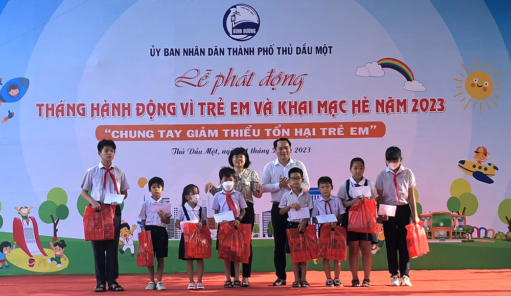 Tặng quà cho trẻ em nghèo, có hoàn cảnh khó khăn.jpg