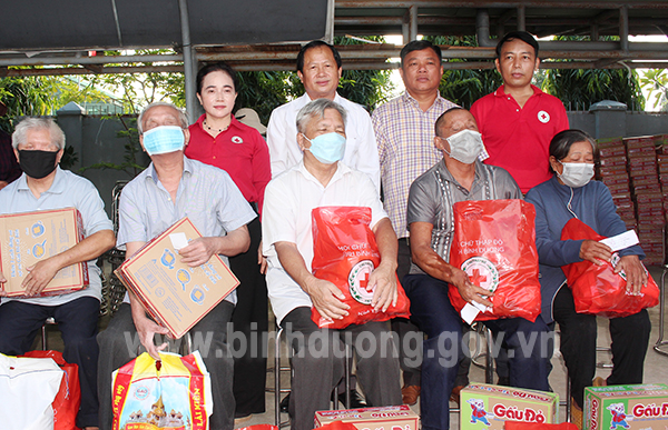 lãnh đạo tỉnh, huyện trao quà cho hội viên người mù huyện.jpg