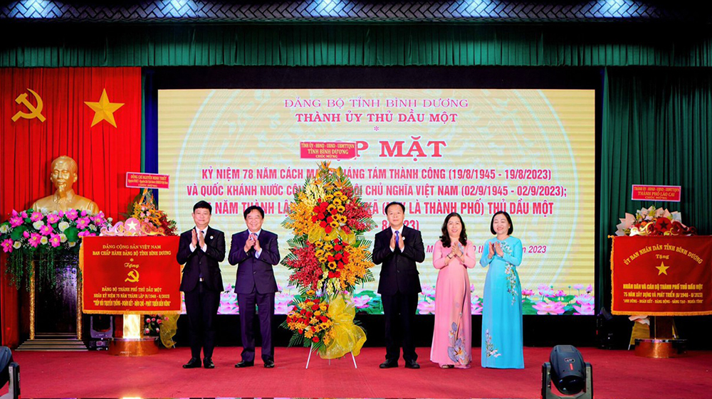 Ông Nguyễn Hoàng Thao và ông Võ Văn Minh Chủ tịch UBND tỉnh trao tặng lăng hoa chúc mừng.jpg