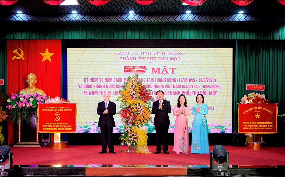 Ông Nguyễn Minh Triết Nguyên Ủy viên Bộ Chính trị, nguyên Chủ tích Nước tăng lẵng hoa chúc mừng Đảng bộ TP.TDM.jpg