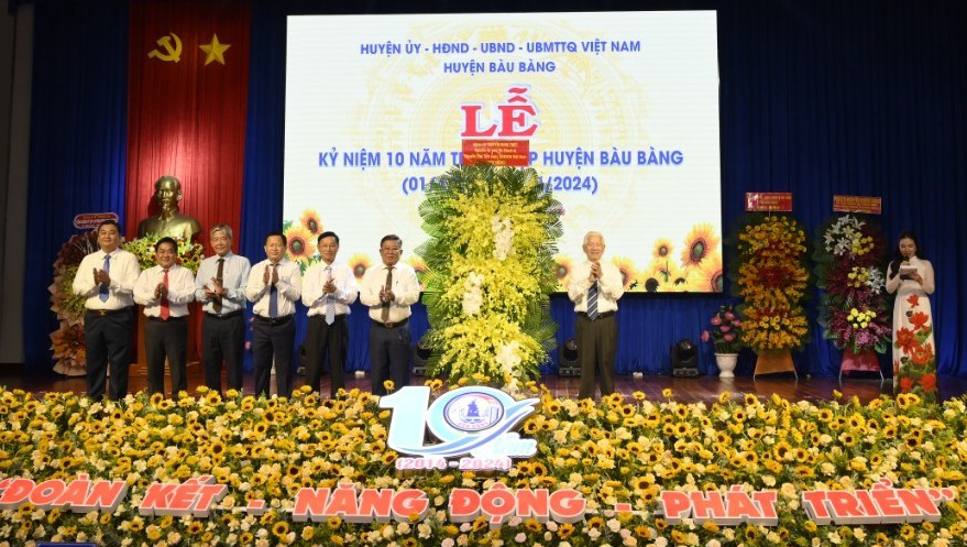 ông Nguyễn Minh Triết, Nguyên Ủy viên Bộ Chính trị, Nguyên Chủ tịch nước trao tặng lẵng hoa chúc mừng.jpg