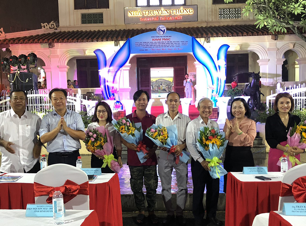 Lãnh đạo TP.TDM tặng hoa cho các đơn vị, nghệ nhân tham gia triển lãm.jpg