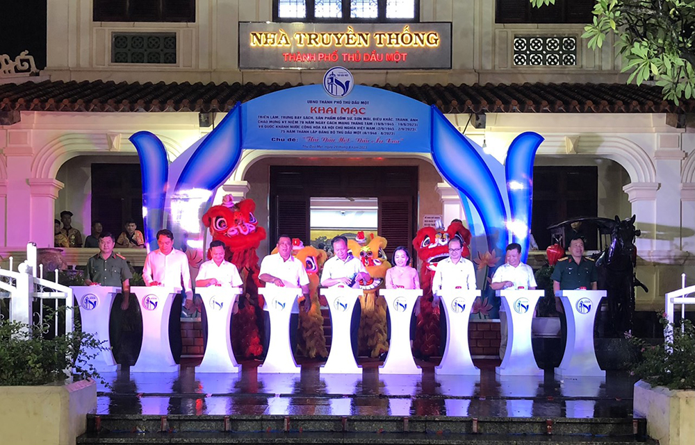 Thực hiện nghi thức khai mạc.jpg