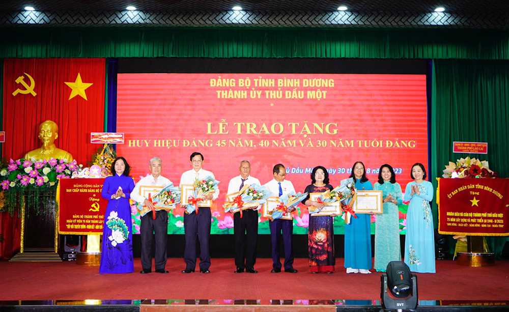 Trao tặng Huy hiệu 30 năm tuổi Đảng.jpg