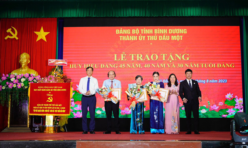 Trao tặng Huy hiệu 40 năm tuổi Đảng.jpg