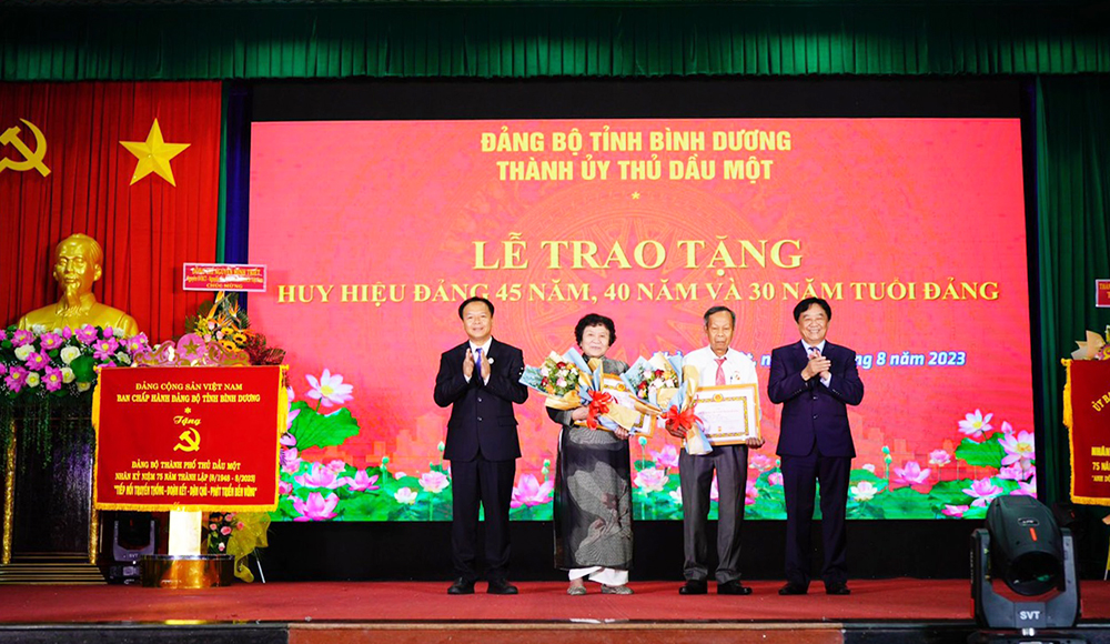 Trao tặng Huy hiệu 45 năm tuổi Đảng.jpg
