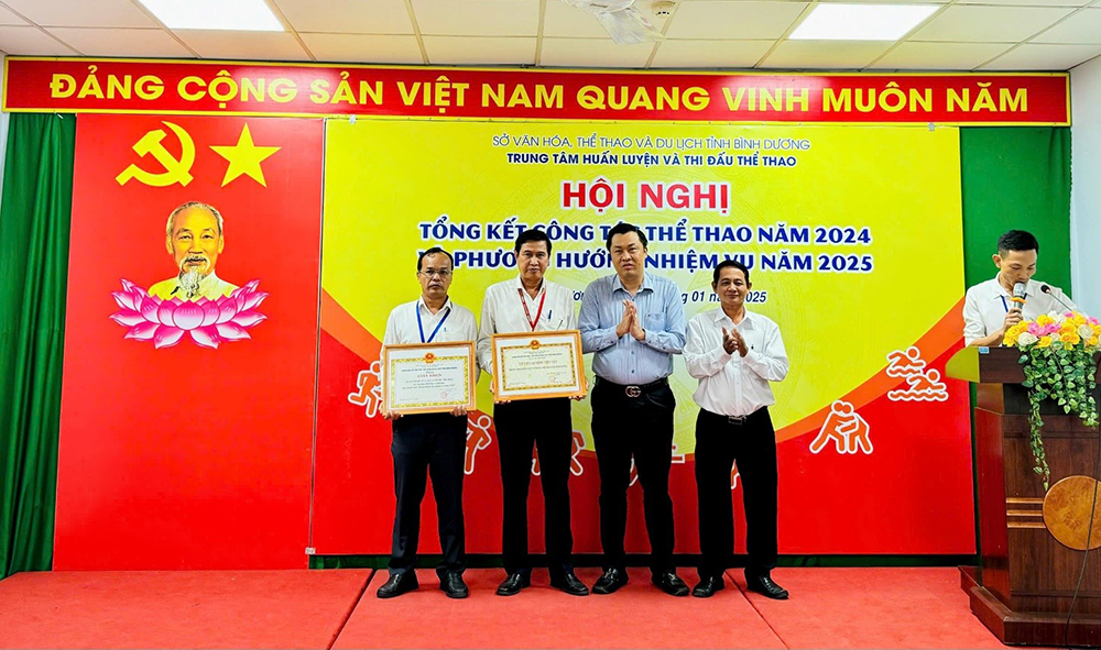 trao tặng danh hiệu lao động tiên tiến và Giấy khen cho tập thể.jpg
