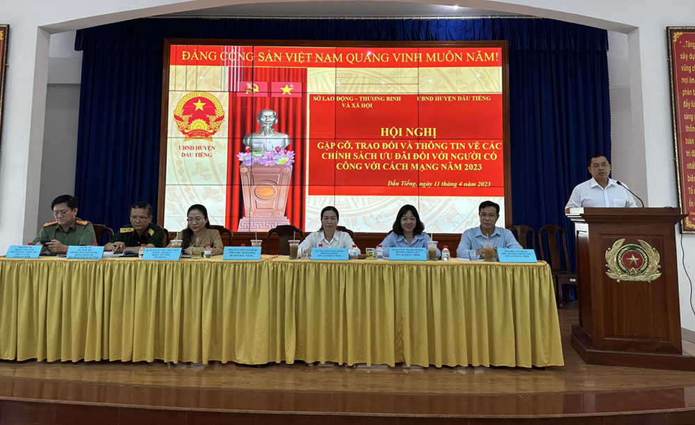 ÔNG NGUYỄN VĂN BÌNH- PCT UBND huyện đang thông tin đến với có công (7).jpg
