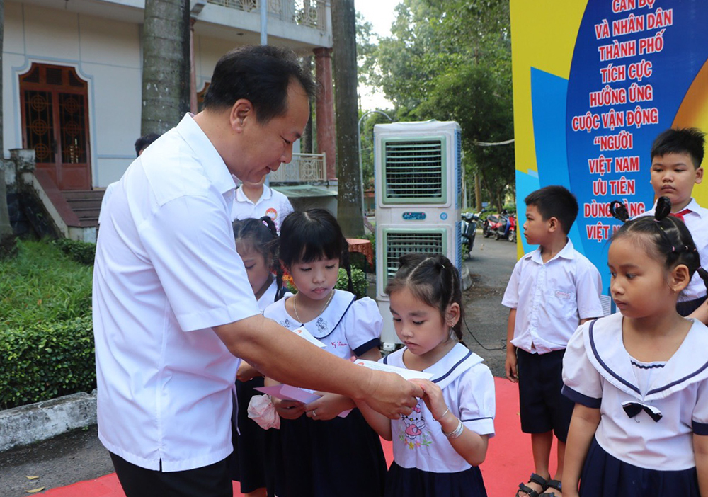 Ông Nguyễn Văn Đông-Ủy viên Ban Thường vụ Tỉnh ủy-Bí thư Thành ủy TDM tặng học bổng cho học sinh nghèo.jpg