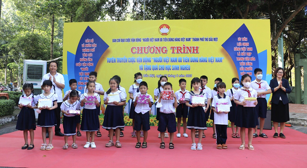 Ông Nguyễn Văn Đông-Ủy viên Ban Thường vụ Tỉnh ủy-Bí thư Thành ủy TDM tặng quà cho học sinh nghèo.jpg