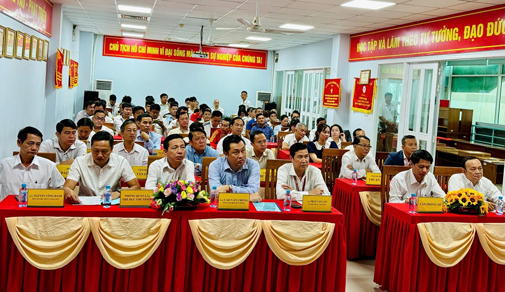 Đông đảo đại biểu và toàn thể viên chức, huấn luyện viên dự Hội nghị.jpg