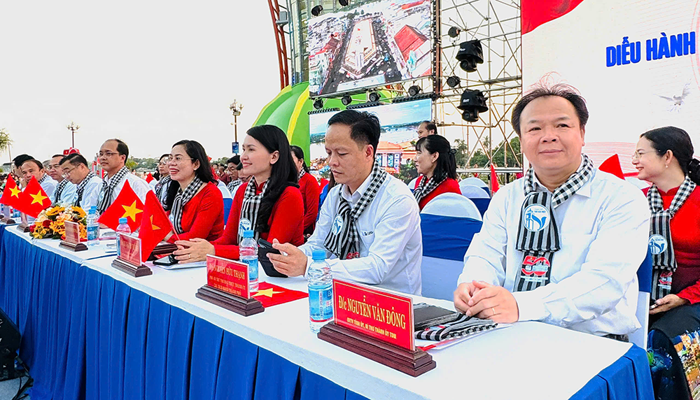 đại biểu tham dự diễu binh tdm.png