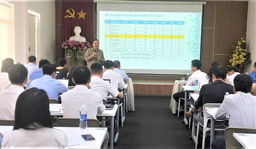 Báo cáo viên phân tích những cơ hội và thách thức từ kết quả chỉ số PII.jpg