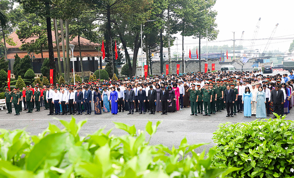 IMG_4543 Các đại biểu phút mặc niệm tưởng nhớ các anh hùng liệt sĩ.jpg