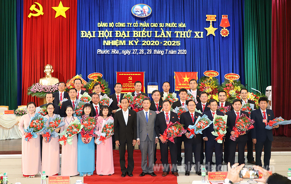 IMG_7730 ban chấp hảnh ĐB CT cổ phần cao su PH NK 2020-2025 ra mắt ĐH.JPG