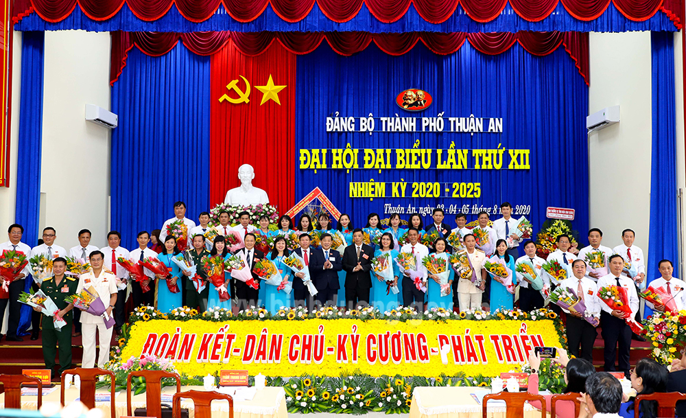 IMG_8155 lảnh đạo tỉnh tặng hoa chúc mùng  ban chấp hành tp nhiệm kỳ 2020-2025.JPG