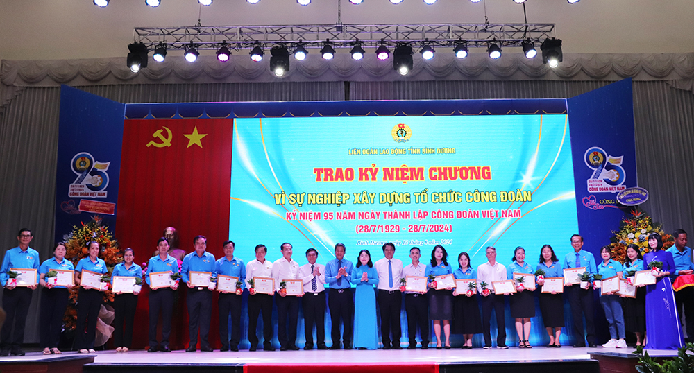 IMG_trao ky niem chuong1898.jpg