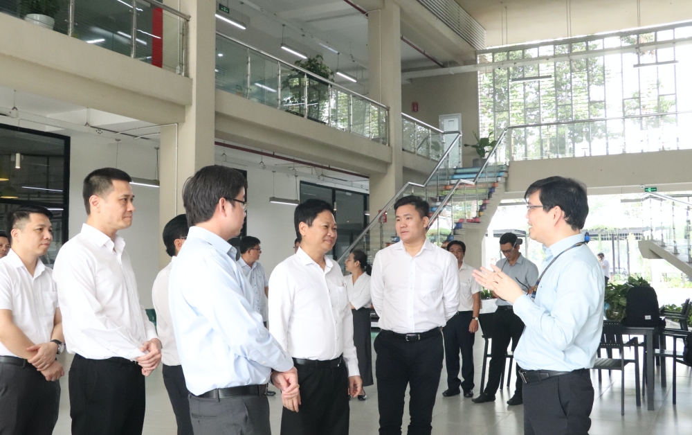 Doan cong tac Bo KHCN tham quan EIU-1.JPG