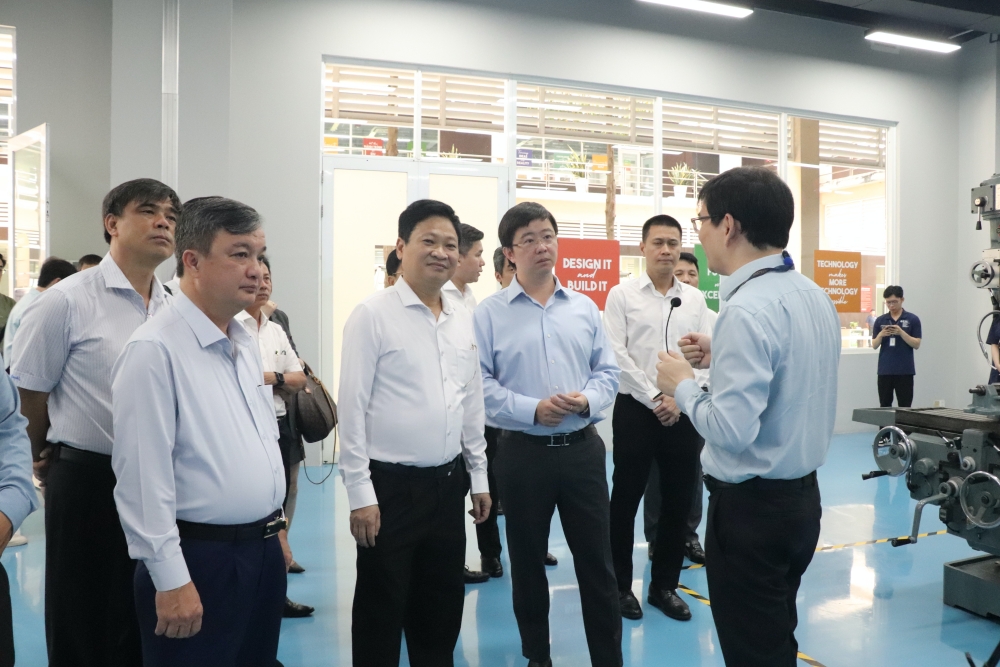 Doan cong tac Bo KHCN tham quan EIU-3.JPG
