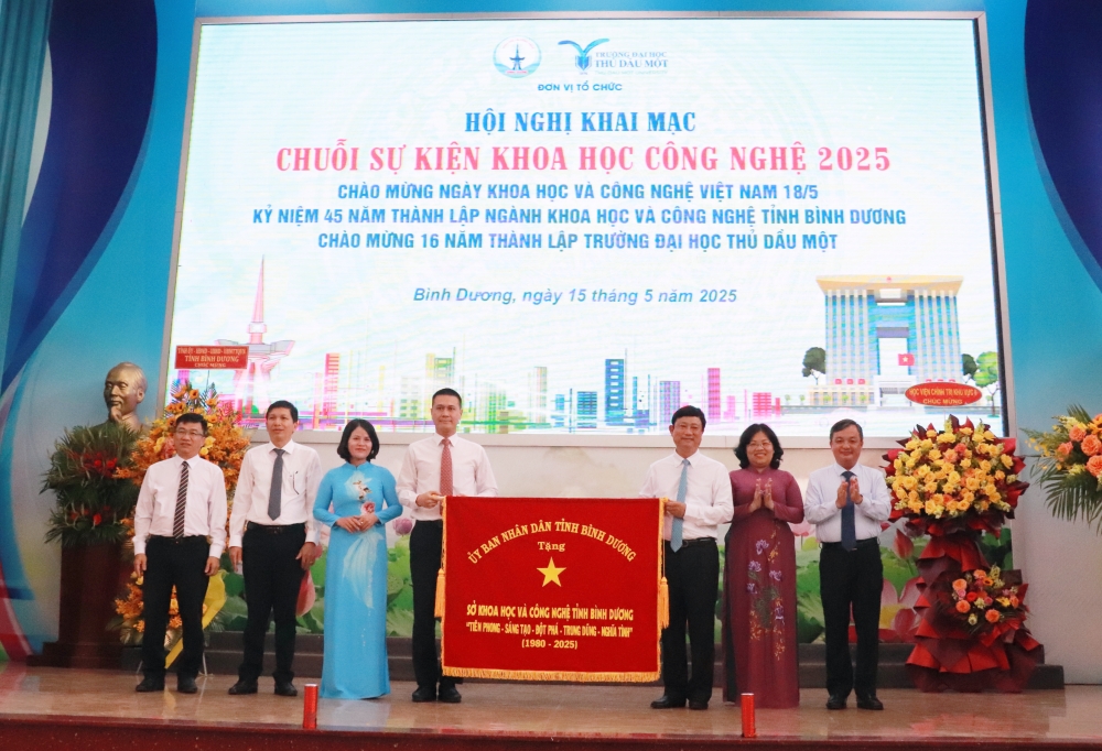 Hoi nghi chao mung ngay 18.5-9.JPG