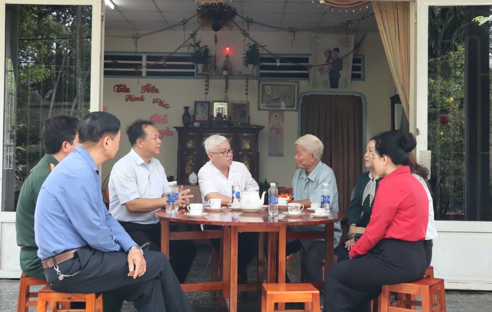 Bi thu tham gia dinh chinh sach, nguoi co cong 2025-1.JPG