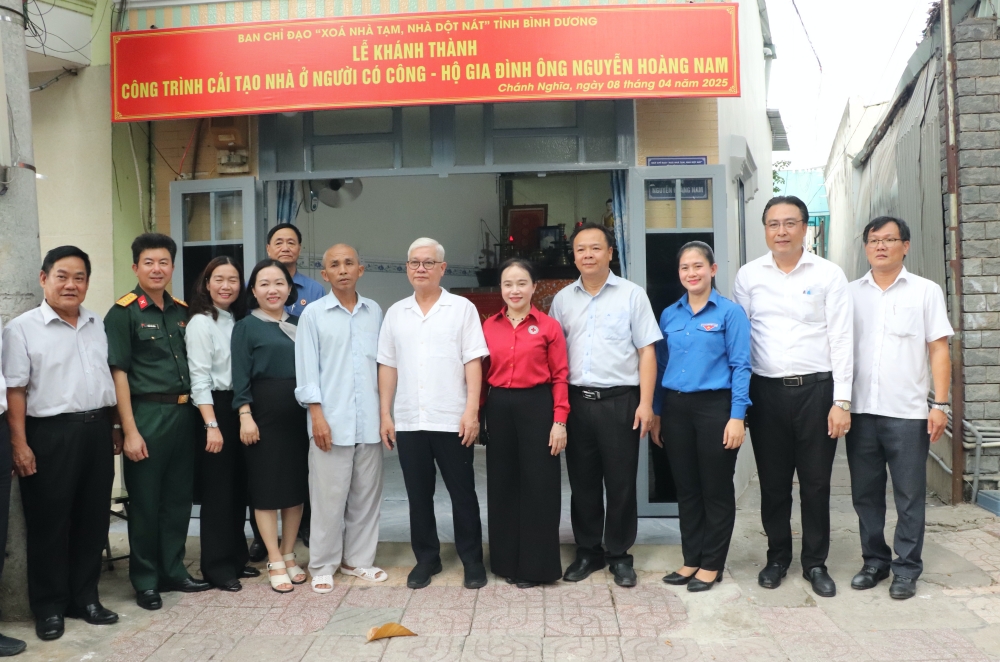 Bi thu tham gia dinh chinh sach, nguoi co cong 2025-10.JPG