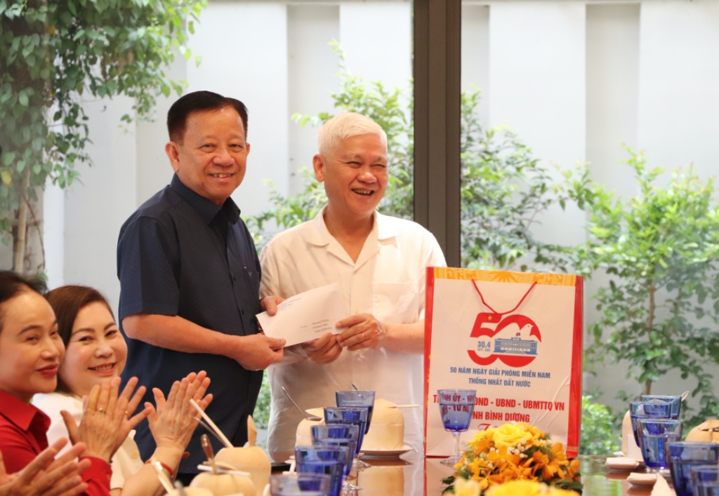 Bi thu tham gia dinh chinh sach, nguoi co cong 2025-12.JPG