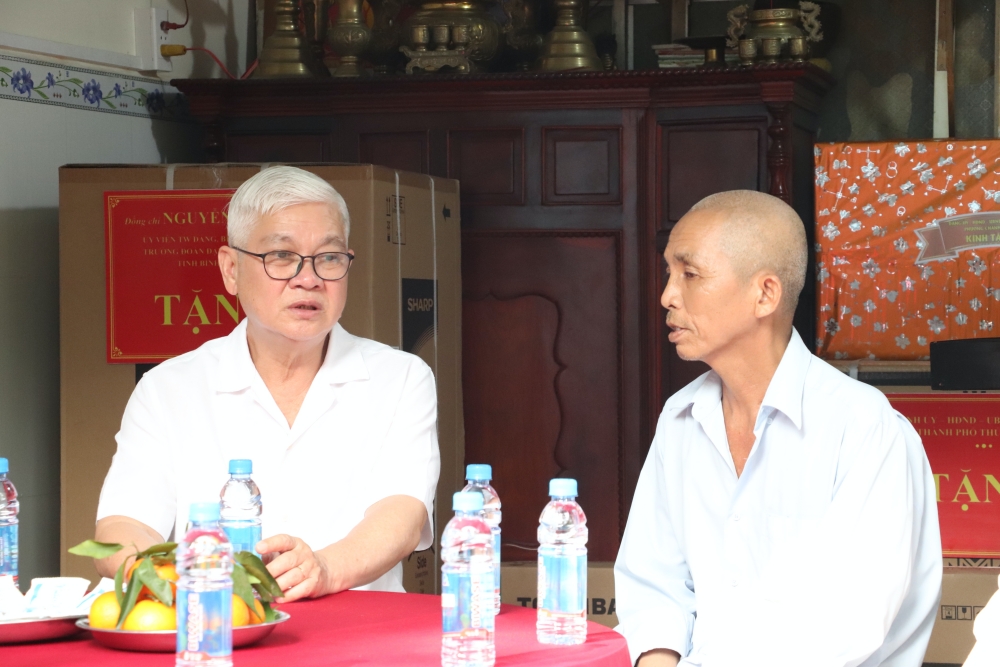 Bi thu tham gia dinh chinh sach, nguoi co cong 2025-8.JPG