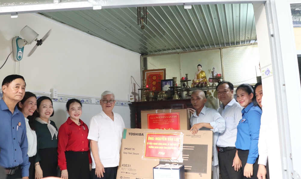 Bi thu tham gia dinh chinh sach, nguoi co cong 2025-9.JPG
