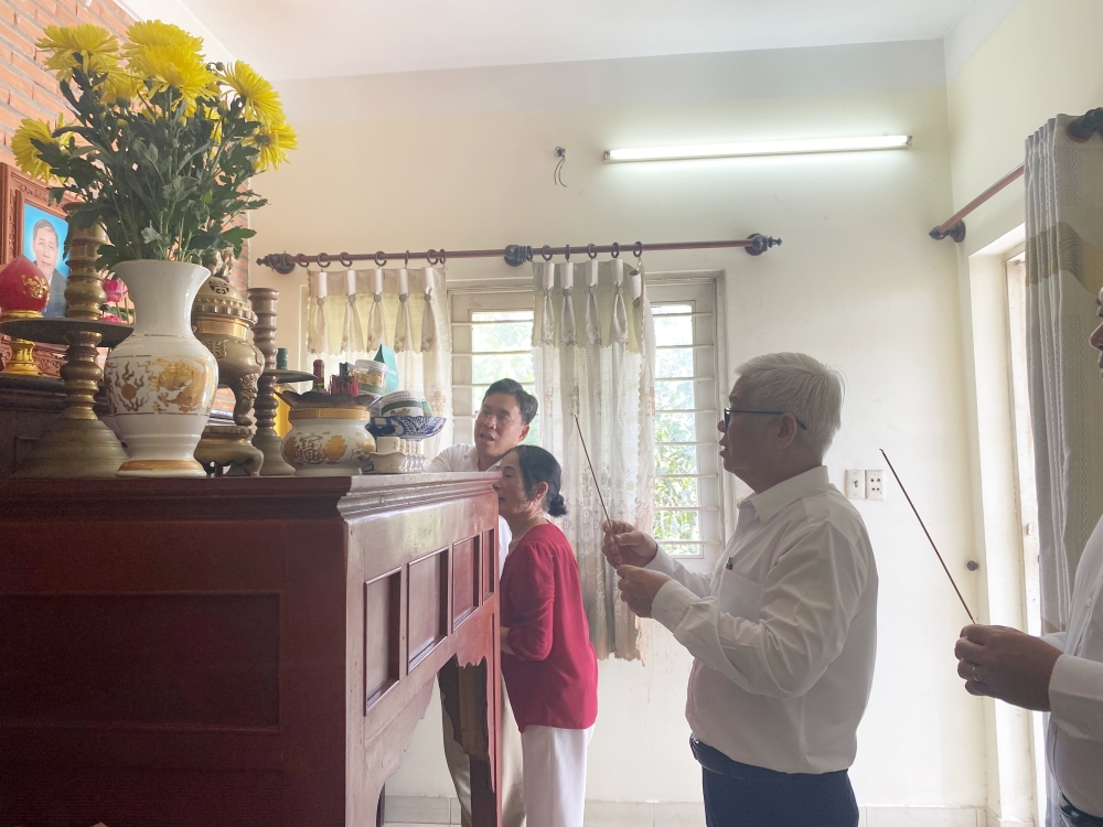 Bi thu tham gia dinh nguyen lanh dao co quan bao chi-14.jpg