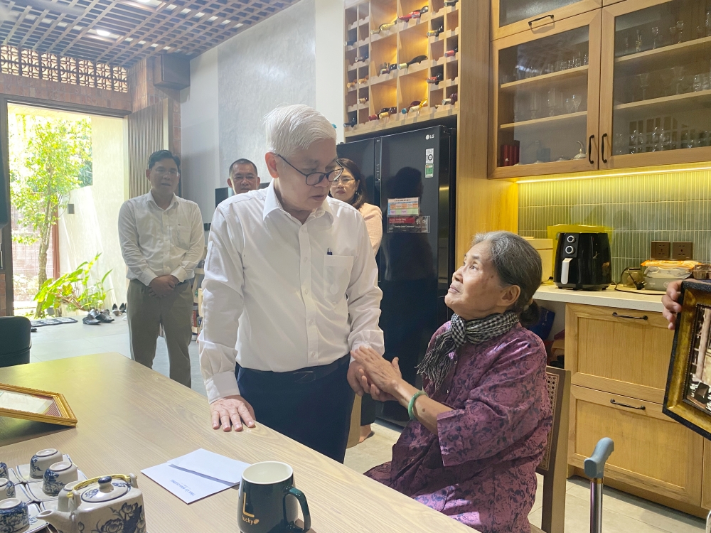 Bi thu tham gia dinh nguyen lanh dao co quan bao chi-2.jpg