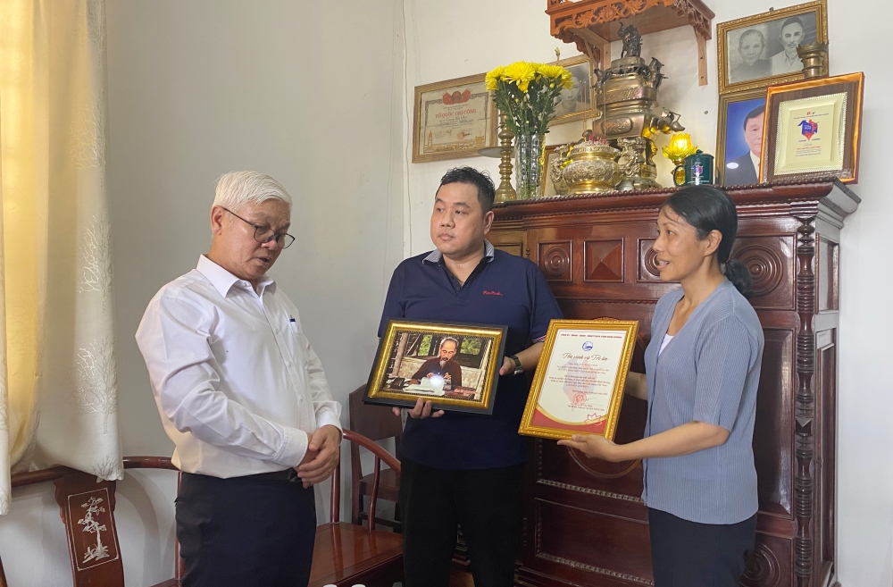 Bi thu tham gia dinh nguyen lanh dao co quan bao chi-7.jpg