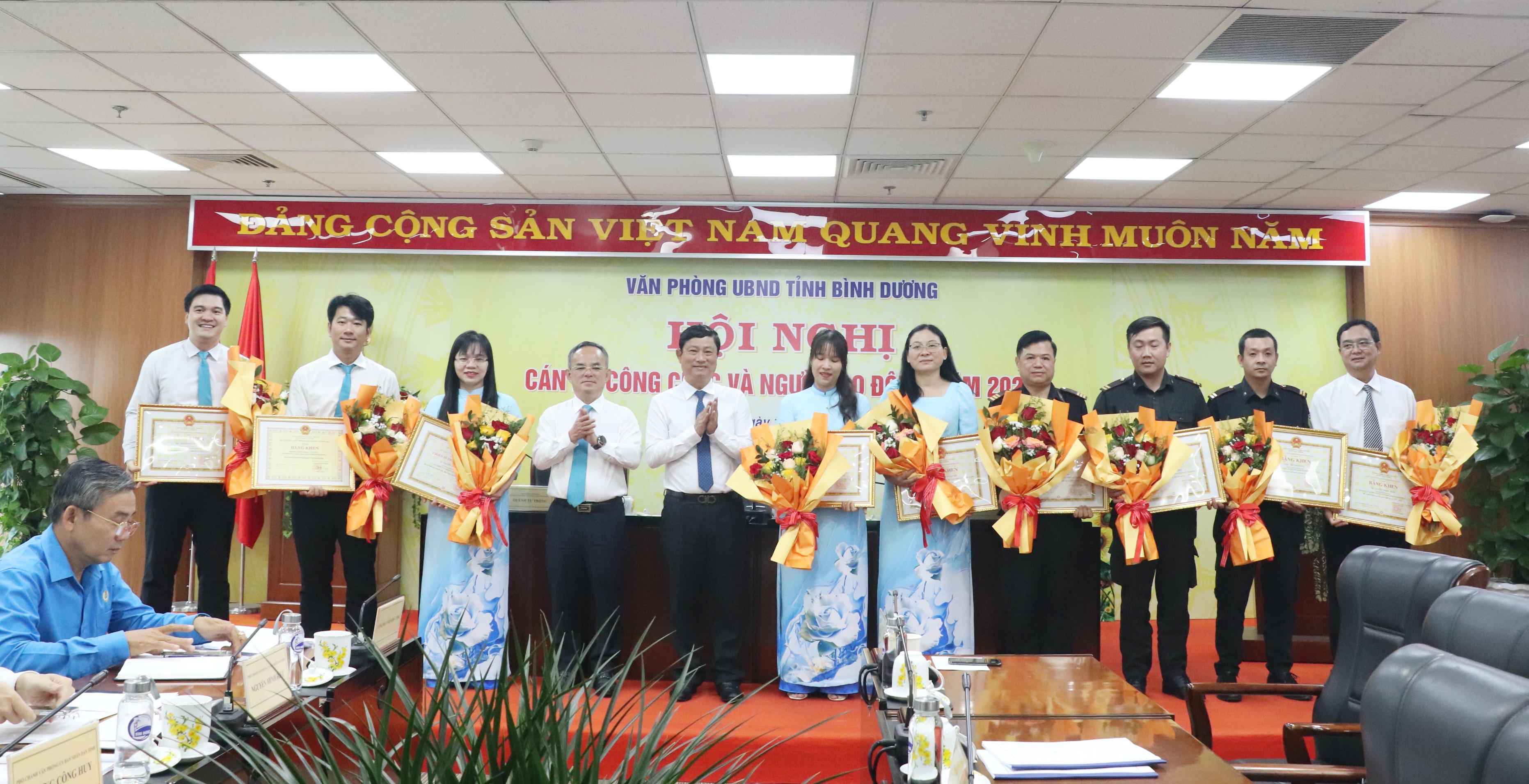 Hoi nghi CBCCVC VP UBND tinh-6.JPG