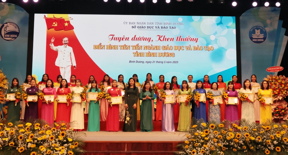 Hoi nghi dien hinh tien tien nganh GDDT-15.JPG