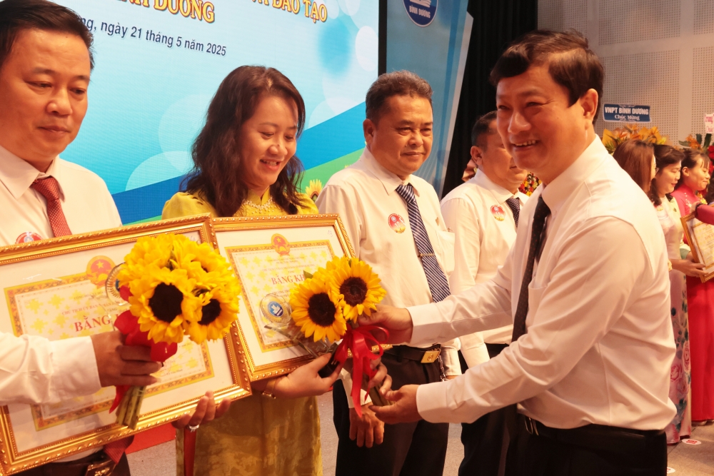 Hoi nghi dien hinh tien tien nganh GDDT-6.JPG