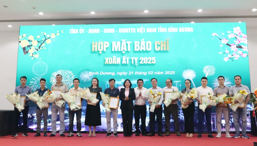 Hop mat bao chi Xuan At Ty-7.JPG