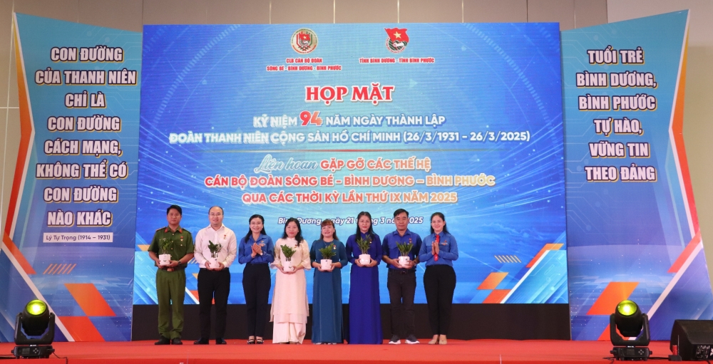Hop mat ky niem 94 nam thanh lap Doan-13.jpg