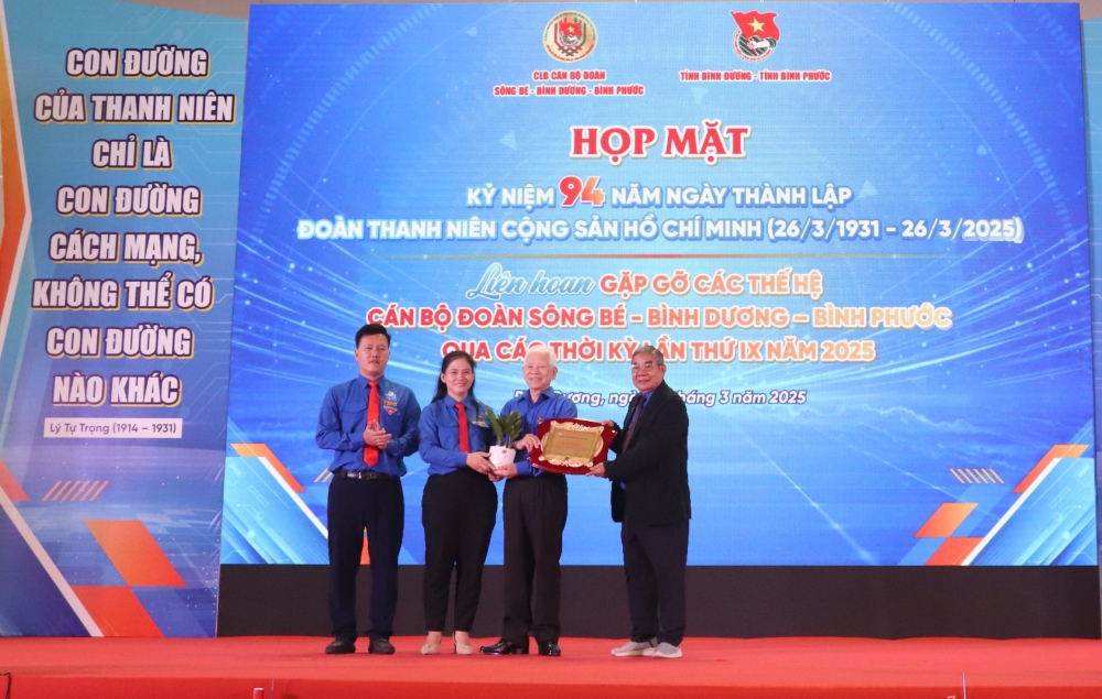 Hop mat ky niem 94 nam thanh lap Doan-7.JPG
