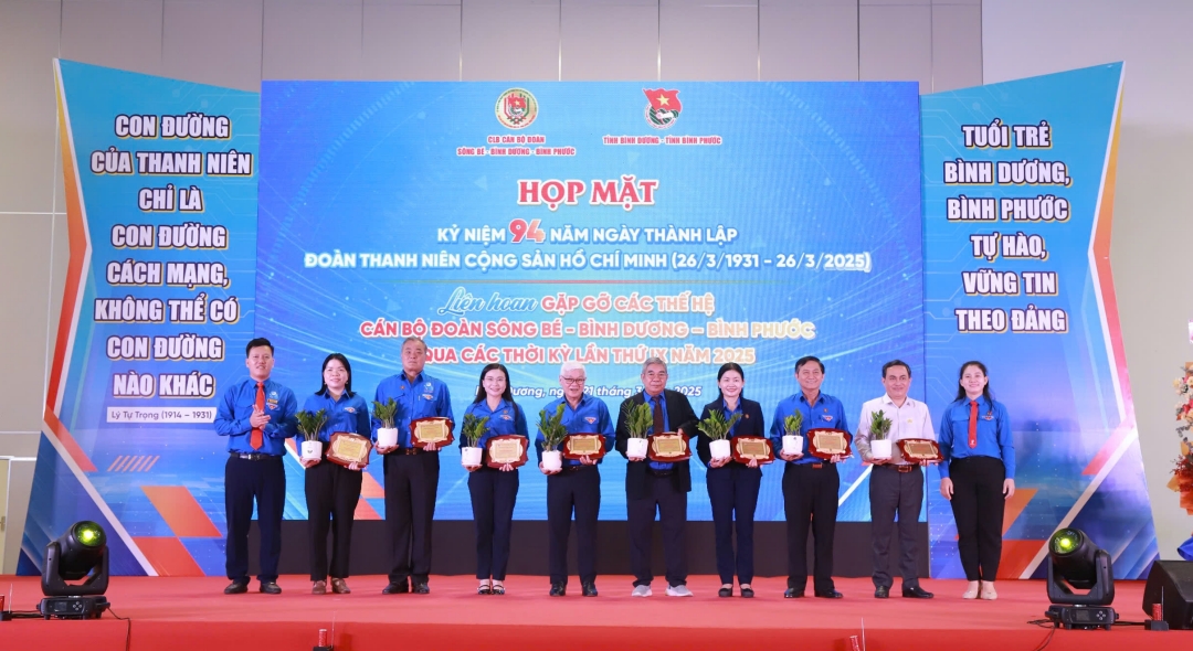 Hop mat ky niem 94 nam thanh lap Doan-8.jpg