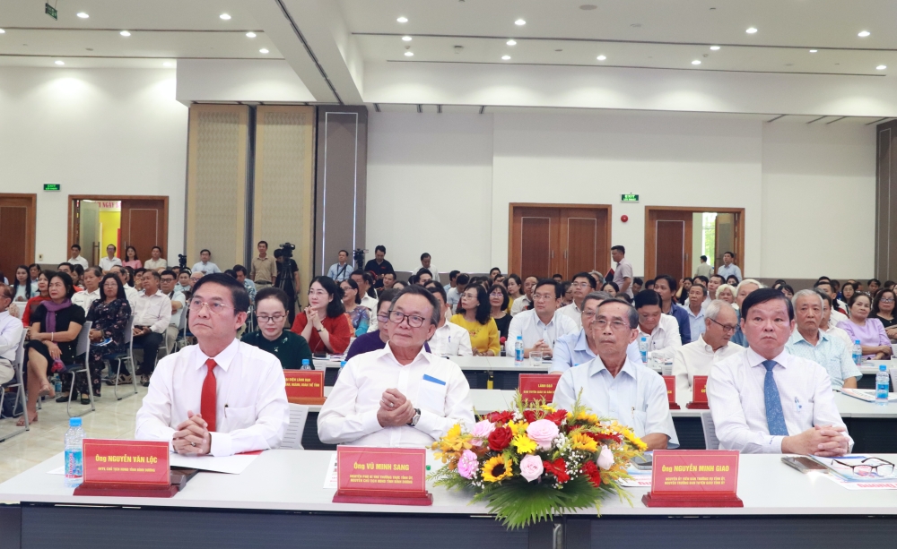 Hop mat ky niem bao chi-1.JPG
