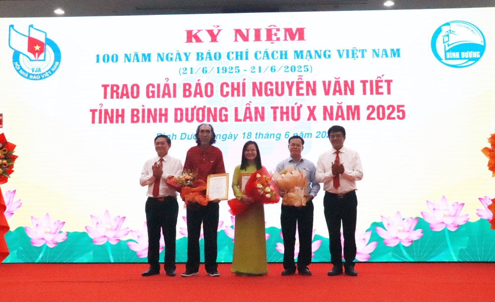 Hop mat ky niem bao chi-16.JPG
