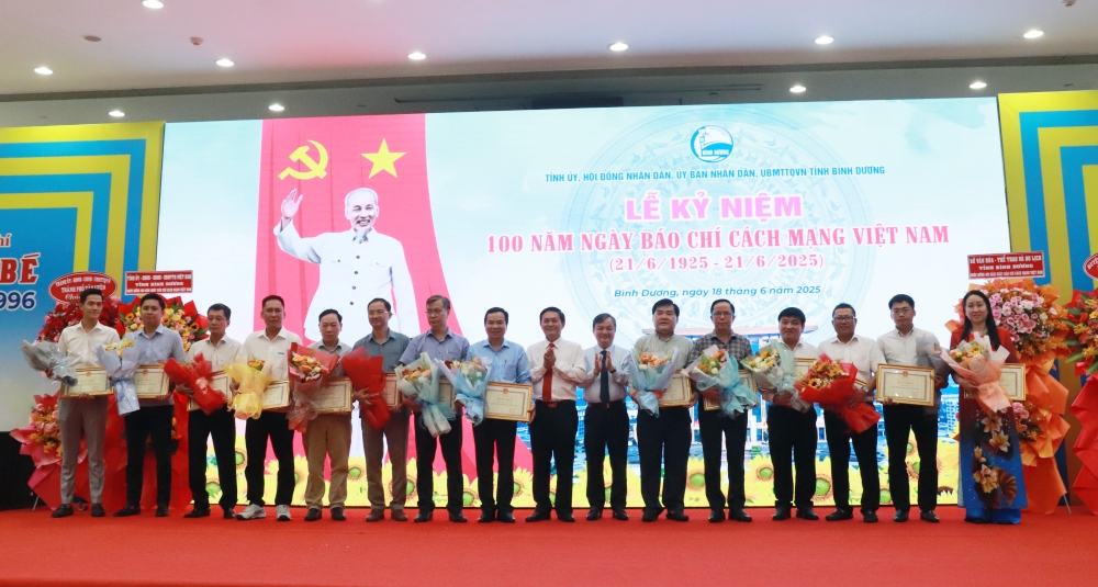 Hop mat ky niem bao chi-9.JPG