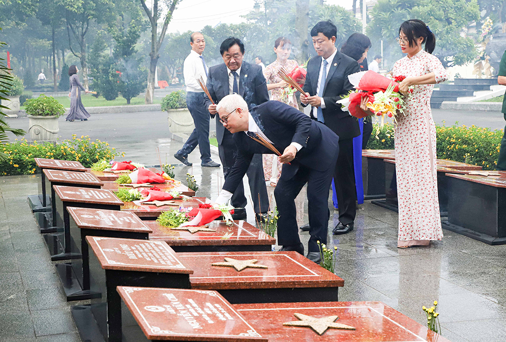 IMG_4555Lãnh đạo tỉnh thắp hương tại các phần mộ liệt sĩ.jpg