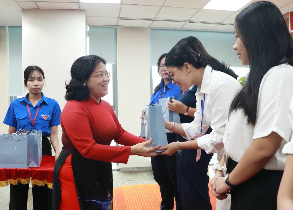 LDT gap go Doan SV VN tai Singapore-2.JPG