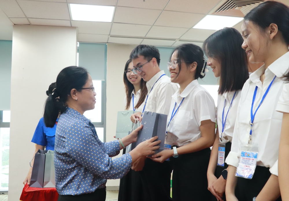 LDT gap go Doan SV VN tai Singapore-3.JPG