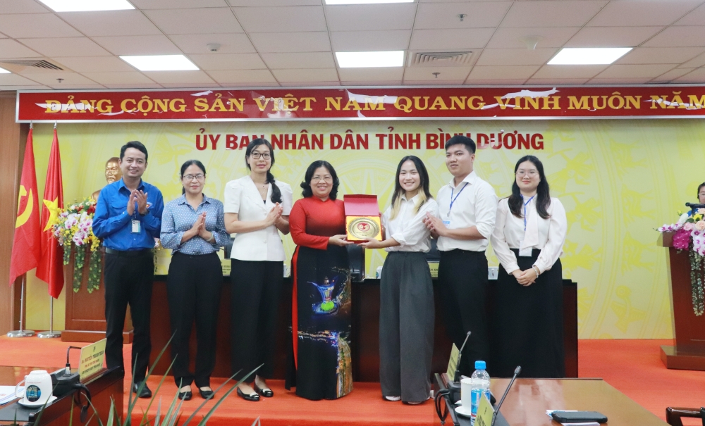 LDT gap go Doan SV VN tai Singapore-6.JPG