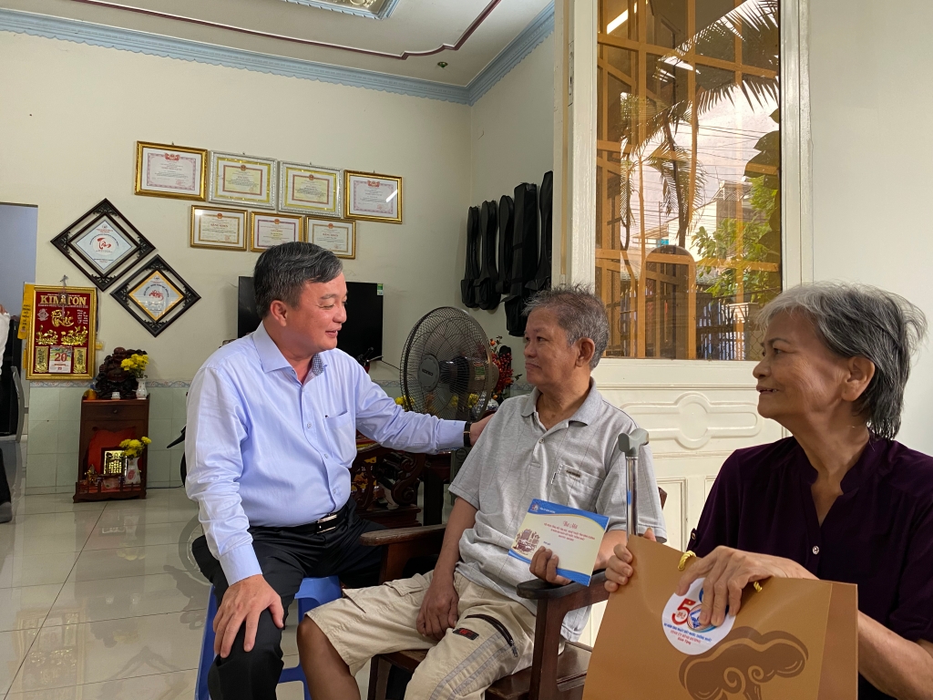 LDT tham, tang qua van nghe si-1.jpg