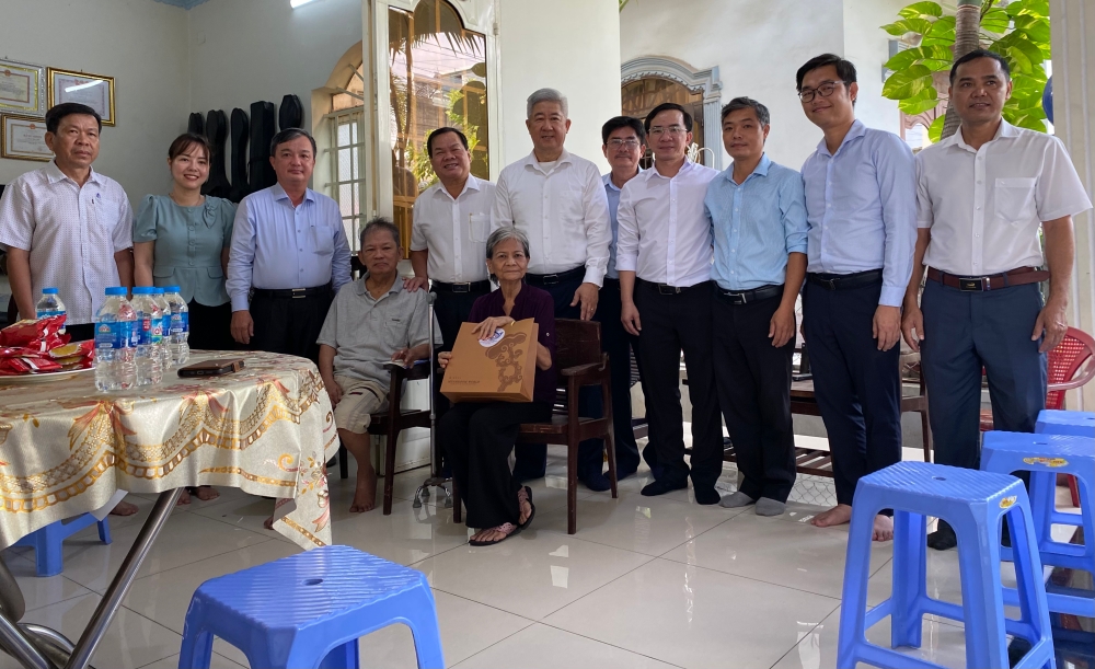 LDT tham, tang qua van nghe si-3.jpg